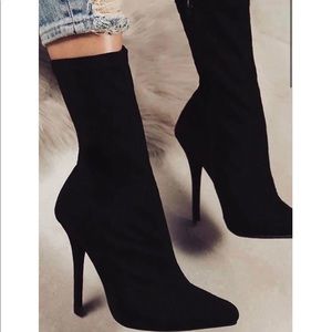 Brand new boots in size 9 comes in a silk bag